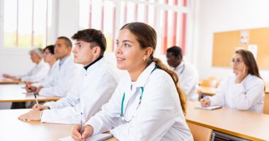 Stire din Social : Strigătul viitorilor medici constănțeni! "Muncesc pentru un vis, dar nu-l pot trăi aici!"