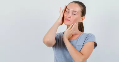 Stire din Sănătate : Vă confruntați cu dureri de ureche și maxilar? Iată cum puteți acționa eficient