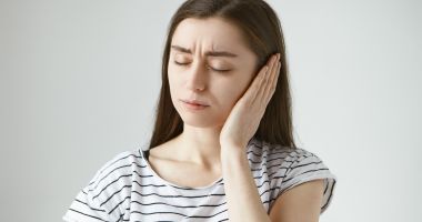 Stire din Sănătate : Patologiile dentare duc, deseori, la dureri în spatele urechilor