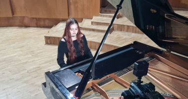 Stire din Cultură-Educație : Inya Cutova, eleva care transformă talentul pianistic în emblemă și duce prestigiul Colegiului de Arte pe marile scene