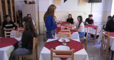 Stire din Social : Patronii de pe litoral se reorientează către tinerii români și caută angajați în școlile de profil