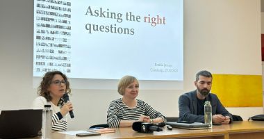 Stire din Cultură-Educație : Jurnalista Emilia Șercan a oferit studenților ovidieni o lecție despre puterea întrebărilor incomode