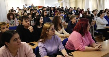 Jurnalista Emilia Șercan a oferit studenților ovidieni o lecție despre puterea întrebărilor incomode - 2