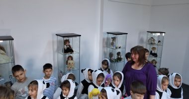 Înapoi în copilărie, la Muzeul de Istorie. Candoarea păpușilor de porțelan versus nocivele telefoane - 3