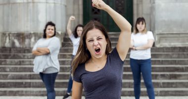 Stire din Eveniment : Femeile înjosite pe site-uri porno de un pervers protestează împotriva Poliției Române