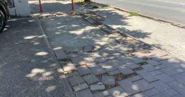 Pietonii fac slalom printre gropi și dale ”uitate” pe bulevardul Ferdinand! „Totul se lucrează pe jumătate” - 4