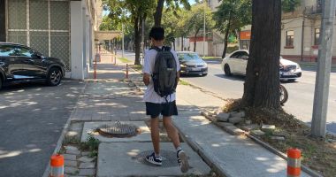 Pietonii fac slalom printre gropi și dale ”uitate” pe bulevardul Ferdinand! „Totul se lucrează pe jumătate” - 5