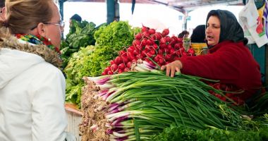Fermierii aruncă, iar, tone de verdețuri, nemulțumiți de prețurile oferite. "Prefer să le fac compost" - 2