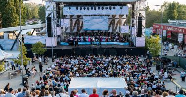Stire din Cultură-Educație : Timp de trei zile, Festivalul "Mamaia" încinge atmosfera în Piațeta "Perla"