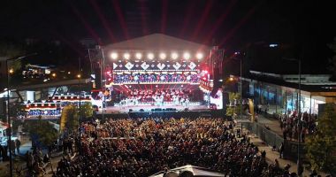 Stire din Cultură-Educație : Sfidăm criza cu muzică ușoară și folclor pe litoral. Festivalurile „Mamaia” revin și în 2025