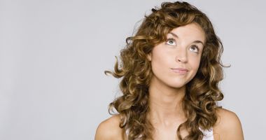 Stire din Sănătate : De ce apar firele de păr în barbă la femei. Nu le tratați ca pe niște simple imperfecțiuni estetice!