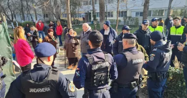Tensiuni la cote maxime! Locuitorii din zona Abator s-au pus în fața drujbelor pentru a salva copacii - 2