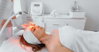 Stire din Sănătate : Vă deranjează ridurile? Fototerapia, soluţia pentru reîntinerirea facială