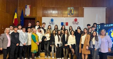 Stire din Cultură-Educație : Tinerii francofoni din trei licee constănțene și-au unit competențele la Colegiul „Mircea cel Bătrân”
