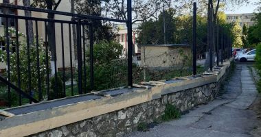 Curtea şcolii, locul petrecăreţilor! "După weekend, găsim cutii de bere şi pachete de ţigări" - 3