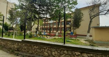 Curtea şcolii, locul petrecăreţilor! "După weekend, găsim cutii de bere şi pachete de ţigări" - 4