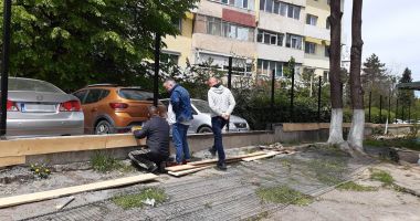 Stire din Cultură-Educație : Curtea şcolii, locul petrecăreţilor! "După weekend, găsim cutii de bere şi pachete de ţigări"