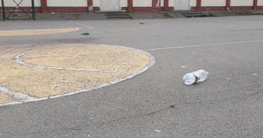Curtea şcolii, locul petrecăreţilor! "După weekend, găsim cutii de bere şi pachete de ţigări" - 6