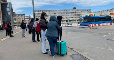 GALERIE FOTO / A început sezonul estival! Tinerii turiști acaparează gările de pe litoral: "Parcă a reînviat orașul" - 4