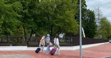 GALERIE FOTO / A început sezonul estival! Tinerii turiști acaparează gările de pe litoral: "Parcă a reînviat orașul" - 3
