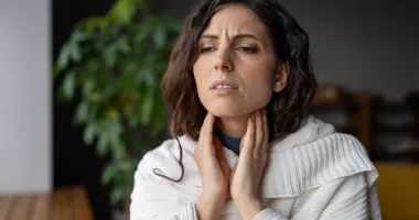 Stire din Sănătate : Vă deranjează gâtul uscat? Aflați ce vă provoacă această stare