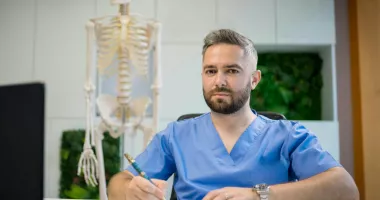 Stire din Sănătate : Primăvară fără dureri de genunchi. Soluții recomandate înainte de plimbare