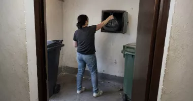 Ghenele de gunoi din blocurile Constanței, o problemă reaprinsă de căldura verii
