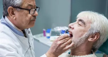 Stire din Sănătate : Gingie umflată -  semn că molarul are nevoie de atenția dentistului