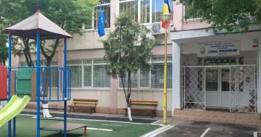 Stire din Social : Copiii plâng de foame la Grădinița „Lumea Poveștilor“. Părinții cer răspunsuri de la conducere