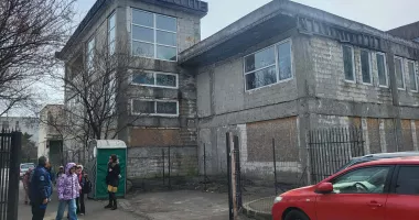 Stire din Social : Revoltă la Grădinița „Lumea poveștilor“! O clădire neterminată stă abandonată, în timp ce micuții sunt înghesuiți