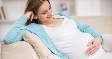 Stire din Sănătate : Tot mai multe femei devin mame după 35 de ani. La ce riscuri se supun