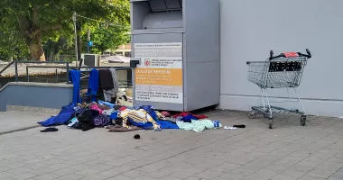 Solidaritate, în bătaie de joc! Hainele donate sunt scoase din containere și abandonate pe jos