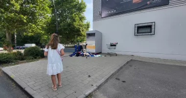 Solidaritate, în bătaie de joc! Hainele donate sunt scoase din containere și abandonate pe jos - 2