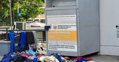 Solidaritate, în bătaie de joc! Hainele donate sunt scoase din containere și abandonate pe jos - 3