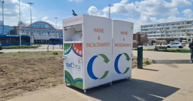 Stire din Social : Hainele vechi nu mai ajung la gunoi! Constanța are containere pentru deșeuri textile