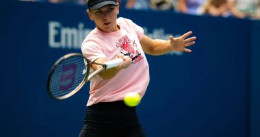Stire din Sport : Simona Halep trage tare la antrenamente şi este gata să revină pe teren. "Nu renunţa niciodată!"