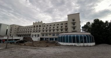 Stire din Social : 10 milioane de euro pentru o legendă! Hotelul Rex din Mamaia, scos la licitație
