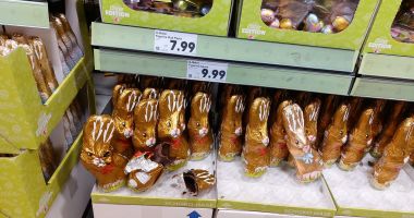 Disperare după bani! Iepurașii de ciocolată, distruși în goana după câștiguri, în supermarketuri