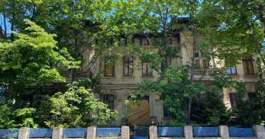 Stire din Social : Fostul sediu ANAF de pe strada Mircea cel Bătrân, în așteptarea reabilitării. „O minunăție lăsată în paragină”