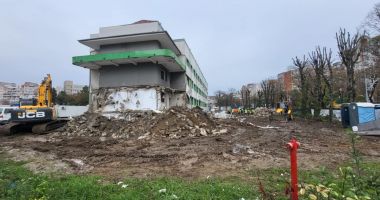Stire din Social : Buldozerul a intrat în Spitalul de Boli Infecțioase! Începe reconstrucția completă a aripii arse în 2021