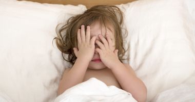 Stire din Sănătate : Trucuri pentru a vă convinge micuțul să se bage la somn. Insomnia apare la orice vârstă