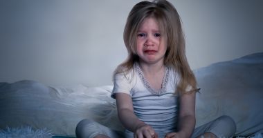Stire din Sănătate : Copilul nu se odihnește bine? Aflați ce îl ține treaz și cum îl puteți ajuta să adoarmă singur