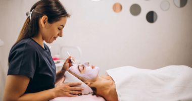 Stire din Sănătate : Tratamente faciale care nu lasă timpul să-şi pună amprenta pe chipurile noastre