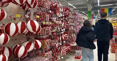 Stire din Social : Octombrie, vestitorul Crăciunului! În disperare, comercianții au scos globulețele și moșii de ciocolată