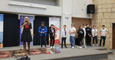 În lupta cu rețelele de socializare, scriitoarea Cristina Andone oferă "un pașaport de orientare în viață" - 2