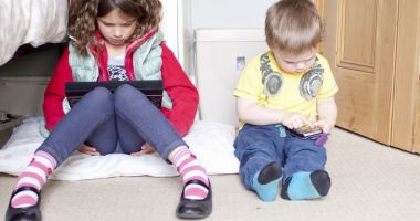 Stire din Social : Legea Majoratului Digital, adoptată de Senat! Copiii sub 16 ani, prezenți pe platformele online doar cu acordul părinților