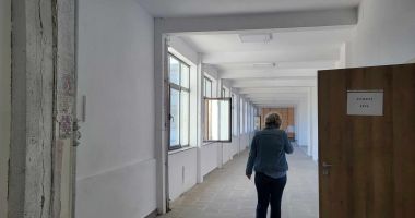 Scapă profesorii și elevii de frigul din clase? Liceul Teoretic "Decebal", reabilitat după 53 de ani - 6
