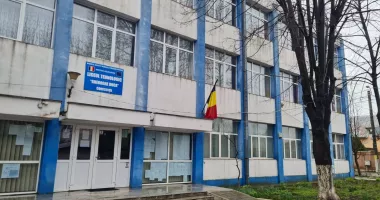 Conflict la Liceul „Gh. Duca” Constanța. Porți încuiate, acces blocat pentru locatari - 5