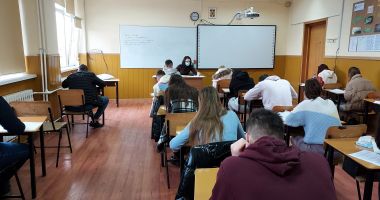 Stire din Cultură-Educație : Zâzania planurilor-cadru pentru liceu. Părinții se tem de o supraîncărcare mascată