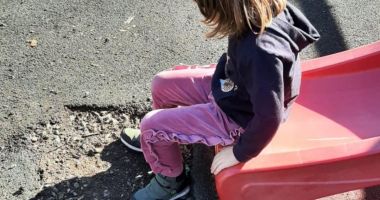 Stire din Social : Pericol sub leagăne. Locul de joacă de la Delfinariu, într-o avansată stare de degradare
